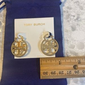 NWT Tory Burch gold tone logo rope hoop earrings.Comes w/velvety pouch